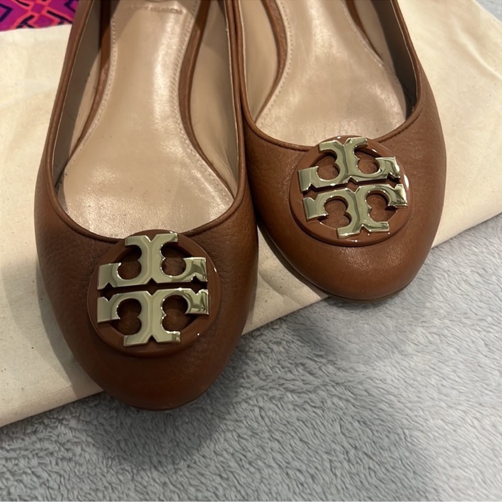 Tory Burch Tan Ballet Flats with Gold Logo - Picture 5 of 5